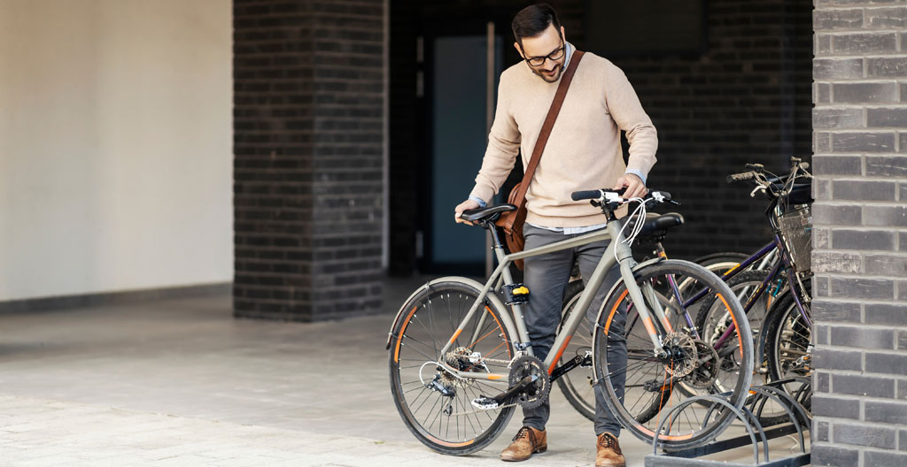 Personne fermant un abri vélo sécurisé avec accès par digicode